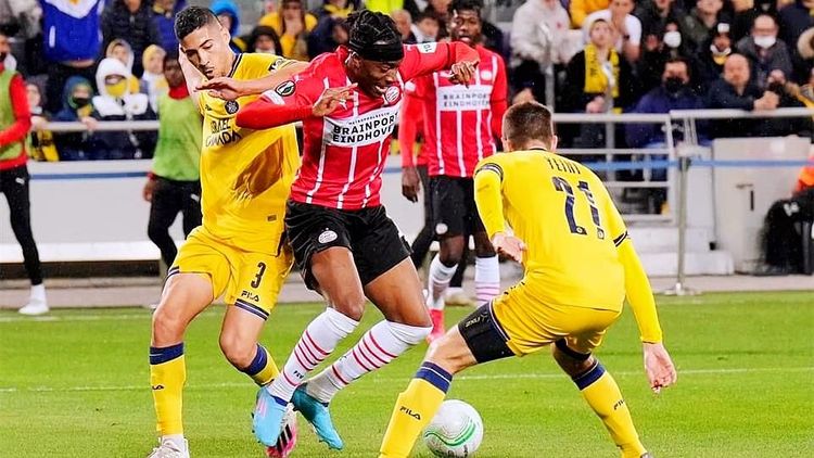 她在后排防 她在后排防